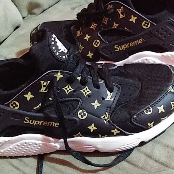 supreme x nike air huarache